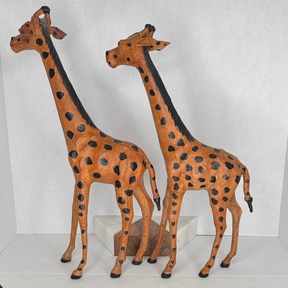 Vintage Estate Leather Wrapped Pair of Giraffes Large 17"-18" with Glass Eyes - Picture 9 of 16